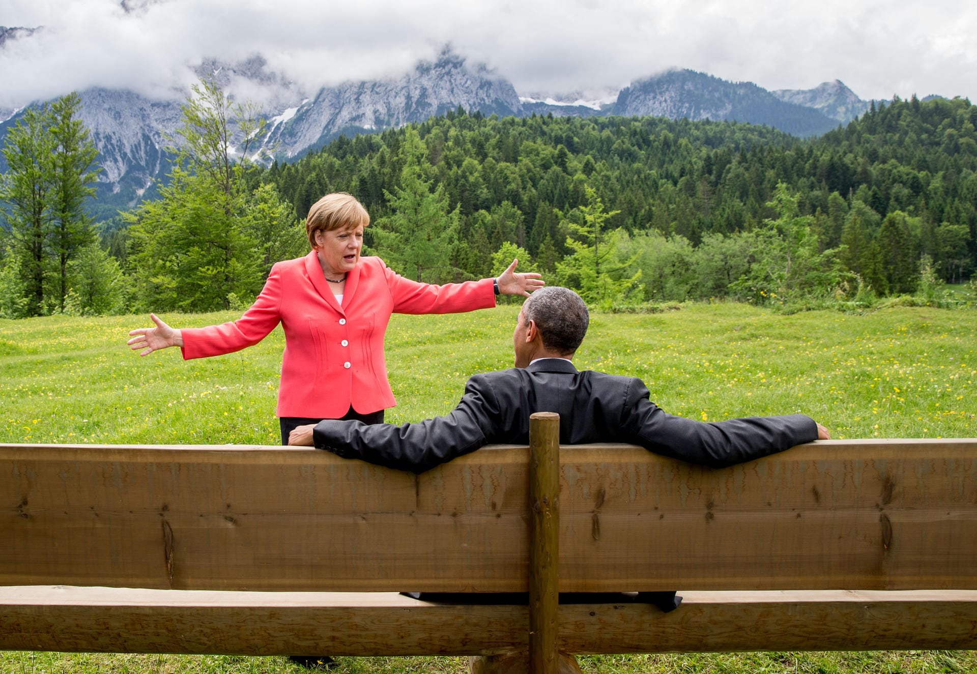 7./8. Juni 2015: Merkel lädt zum G7-Gipfel auf Schloss Elmau in Bayern. Themen sind vor allem der Ukraine-Konflikt und Klimaschutz. Es wird das Ziel ausgegeben, "im Laufe des Jahrhunderts" eine Weltwirtschaft ohne die Nutzung von fossilen Energieträgern wie Kohle zu ermöglichen.