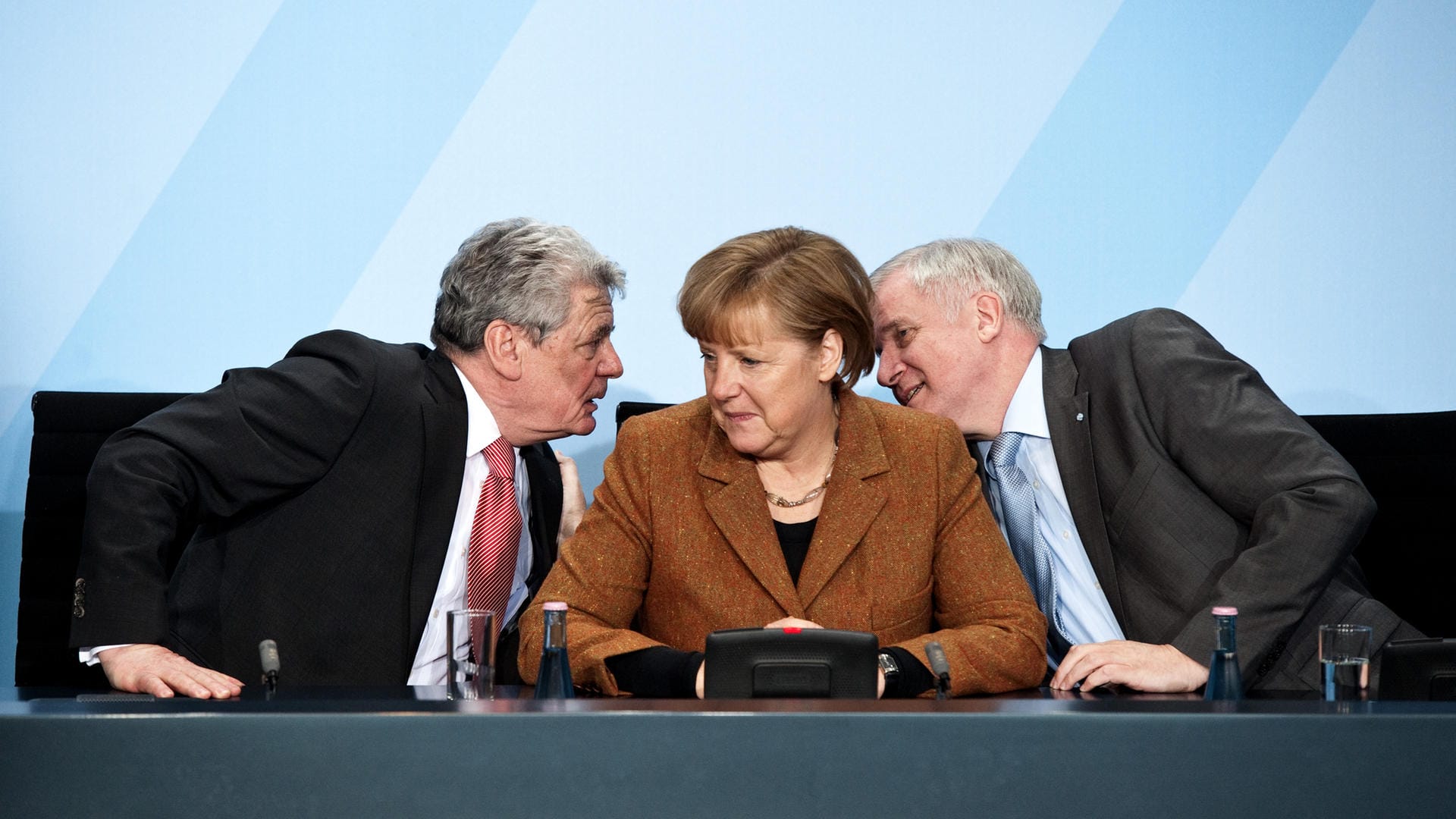 17. Februar 2012: Bundespräsident Wulff tritt zurück, weil er im Verdacht steht, Vergünstigungen von Unternehmern angenommen zu haben. Der Koalitionspartner FDP stellt sich hinter den Vorschlag von SPD und Grünen, Joachim Gauck als Nachfolger zu wählen. Die CDU-Chefin will ihn eigentlich nicht unterstützen, lenkt aber ein. In ihrer Kanzlerschaft erlebt Merkel vier deutsche Staatsoberhäupter.