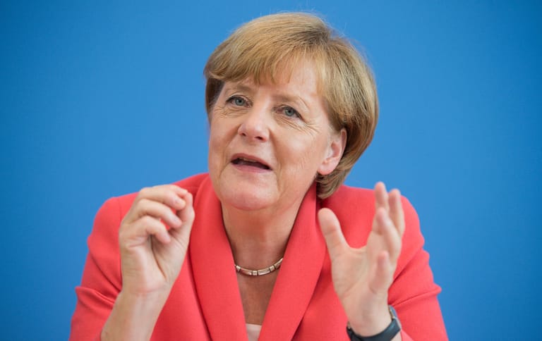 31. August 2015: "Wir schaffen das", sagt Merkel über die Aufnahme von Flüchtlingen. Kurz darauf schließt sie nicht die Grenzen, als Schutzsuchende massenweise von Ungarn über Österreich nach Deutschland kommen. Selfies von Merkels späterem Besuch einer Berliner Einrichtung für Flüchtlinge gehen um die Welt.