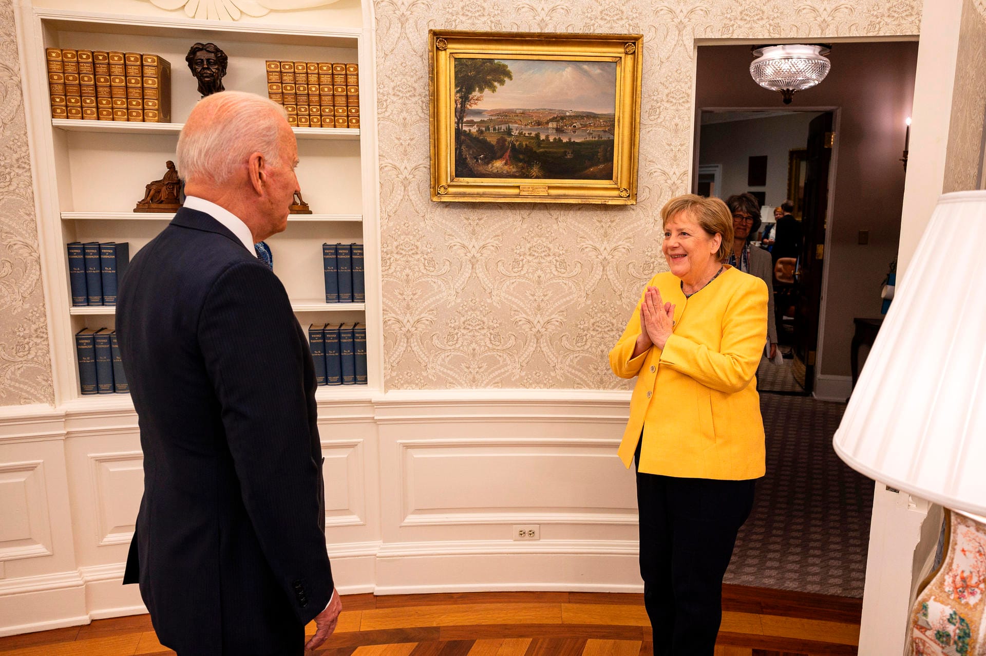 15. Juli 2021: Nach anstrengenden Jahren mit Trump und trotz diverser Differenzen betonen Merkel und Joe Biden – der vierte US-Präsident in ihrer Amtszeit – die deutsch-amerikanische Partnerschaft. Die "liebe Freundin", wie Biden sie nennt, hatte zuvor in Washington von der Johns Hopkins-Universität die 18. Ehrendoktorwürde erhalten.