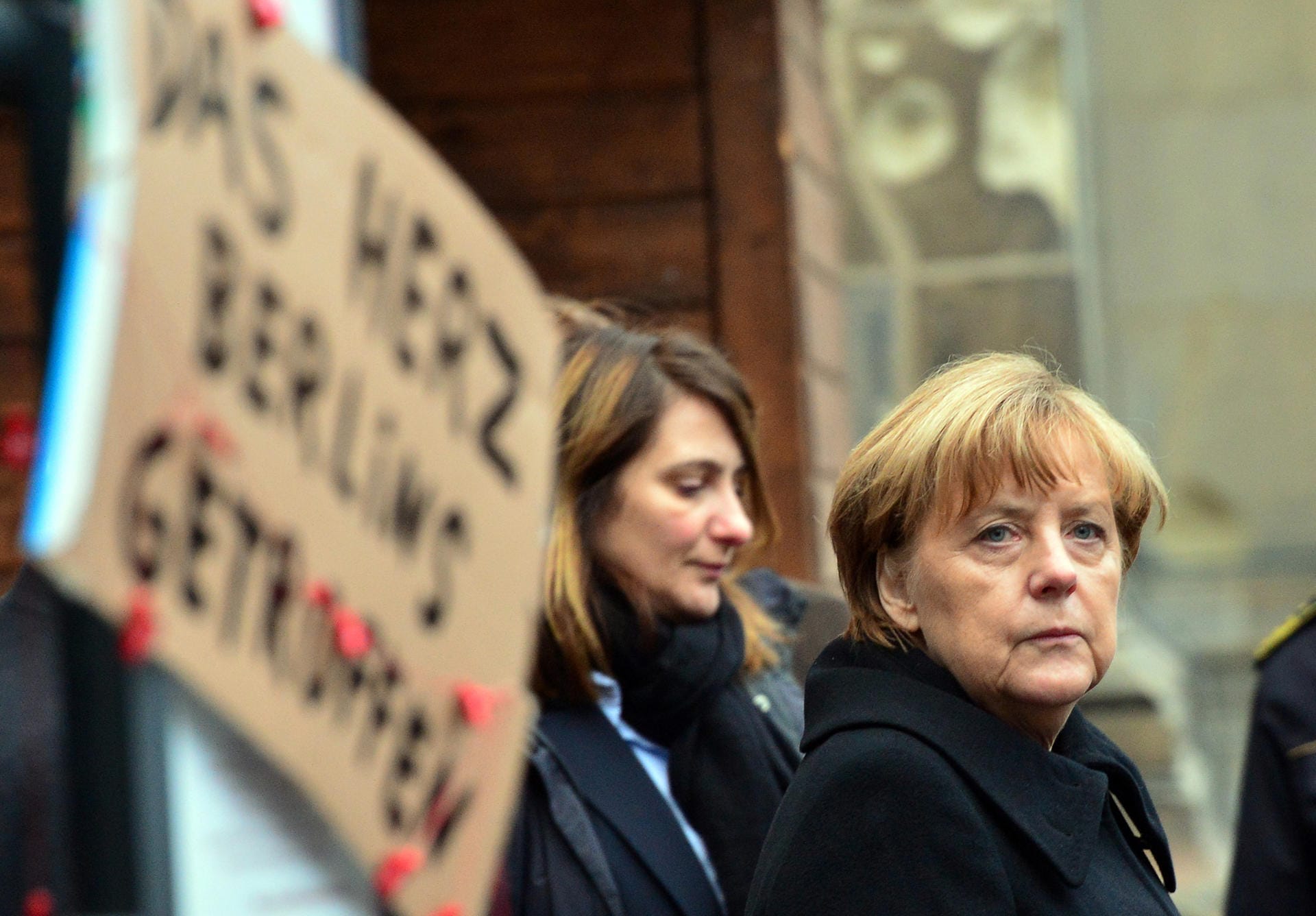 19. Dezember 2016: Bei einem islamistischen Terroranschlag auf den Weihnachtsmarkt an der Berliner Gedächtniskirche sterben zwölf Menschen. "Wir wollen nicht damit leben, dass uns die Angst vor dem Bösen lähmt. Auch wenn es in diesen Stunden schwer fällt", sagt Merkel. Am Tatort legt sie eine weiße Rose nieder.