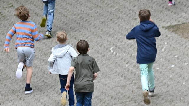 Schulhof (Symbolbild): Schüler rennen in ihrer Pause.