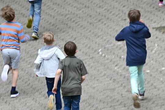 Schulhof (Symbolbild): Schüler rennen in ihrer Pause.