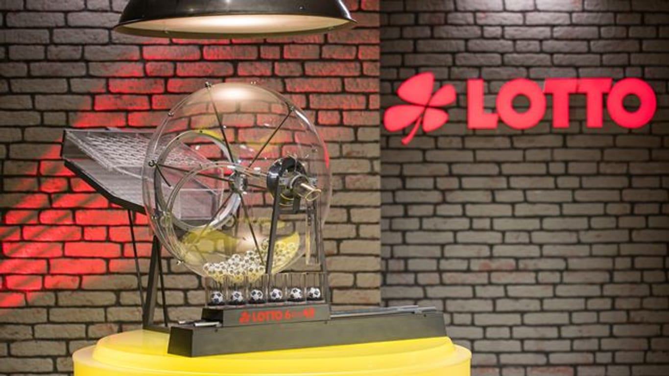 Die Ziehungsmaschine der Lottozahlen 6 aus 49 steht in der neuen Studio-Kulisse.