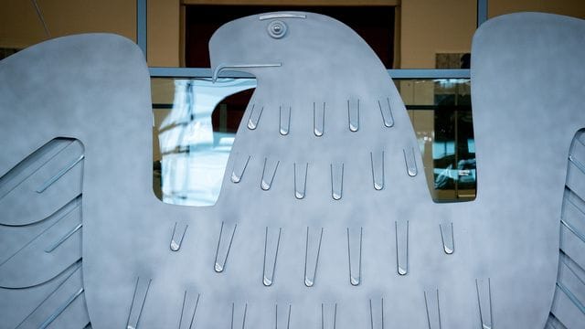 Der Bundesadler im Plenarsaal des Bundestags.