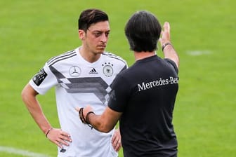 Joachim Löw (r) und Mesut Özil.