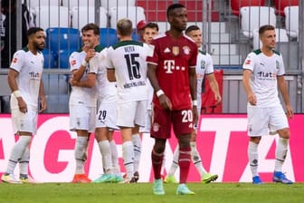 Die Gladbacher Spieler (hinten) feiern das Tor zum 1:0 gegen Bayern München.