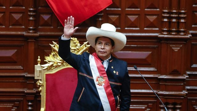 Pedro Castillo winkt während der Zeremonie zu seiner Amtseinführung im Kongress. Pedro Castillo winkt während der Zeremonie zu seiner Amtseinführung im Kongress.
