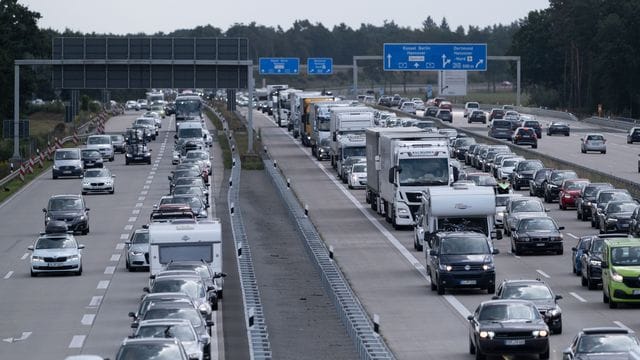 Laut dem Entwurf sollen künftig alle Einreisenden ab sechs Jahren über einen negativen Testnachweis, einen Genesenen-Nachweis oder einen Nachweis einer vollständigen Impfung verfügen müssen - egal von wo und auf welchem Weg sie kommen. Laut dem Entwurf sollen künftig alle Einreisenden ab sechs Jahren über einen negativen Testnachweis, einen Genesenen-Nachweis oder einen Nachweis einer vollständigen Impfung verfügen müssen - egal von wo und auf welchem Weg sie kommen.