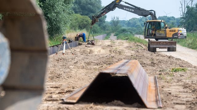 Unter anderem mit verstärkten Dämmen und Deichen wollen die Grünen Flutkatastrophen vorbeugen. Unter anderem mit verstärkten Dämmen und Deichen wollen die Grünen Flutkatastrophen vorbeugen.