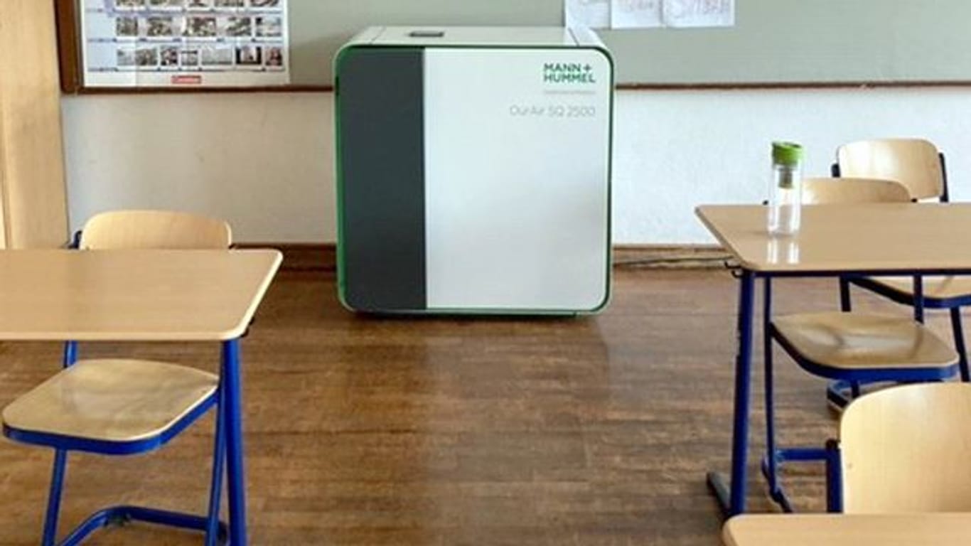 Ein mobiles Filtergerät im Klassenraum einer Schule.