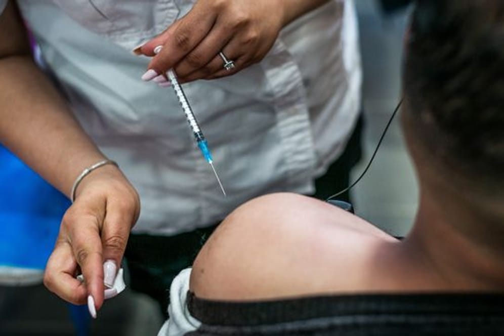 In Israel sollen Über-60-Jährige unter bestimmten Umständen ein drittes Mal gegen das Coronavirus geimpft werden.