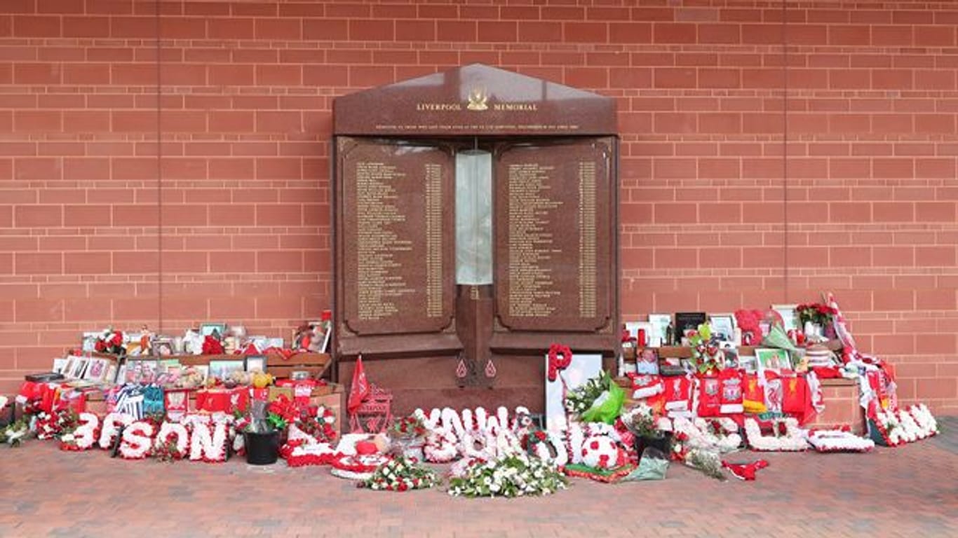Blumen, Bilder und Schals liegen in Gedenken an die Opfer der Hillsborough-Katastrophe in Liverpool.