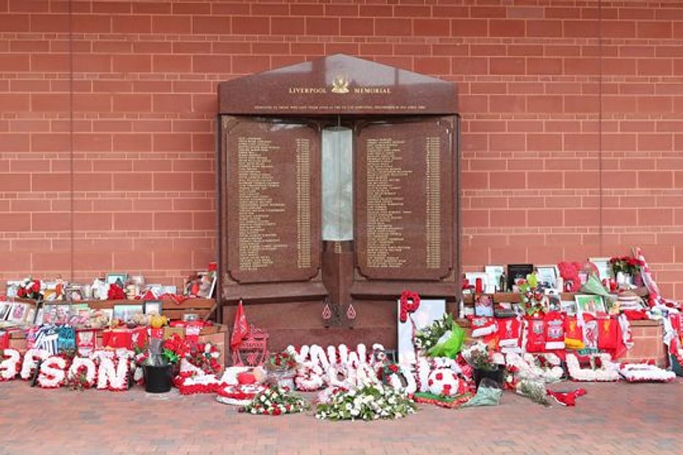 Blumen, Bilder und Schals liegen in Gedenken an die Opfer der Hillsborough-Katastrophe in Liverpool.