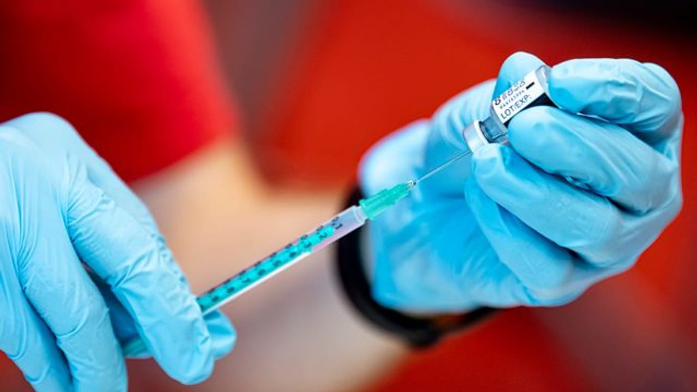 In Deutschland sind nach Angaben des Robert Koch-Instituts mehr als die Hälfte der Deutschen gegen das Coronavirus geimpft.