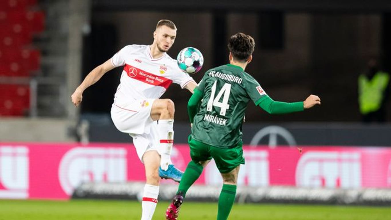 VfB-Stürmer Sasa Kalajdzic (l) wurde positiv auf das Coronavirus getestet.