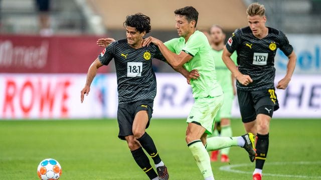 Mahmoud Dahoud (l) hat seinen Vertrag beim BVB bis 2023 verlängert. Mahmoud Dahoud (l) hat seinen Vertrag beim BVB bis 2023 verlängert.