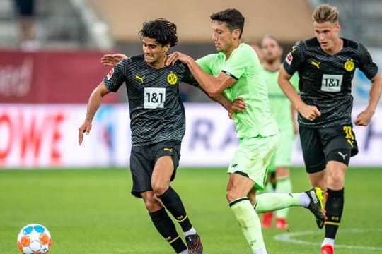Mahmoud Dahoud (l) hat seinen Vertrag beim BVB bis 2023 verlängert.
