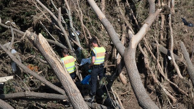 Polizisten im Einsatz nach dem Unwetter in Rheinland-Pfalz.