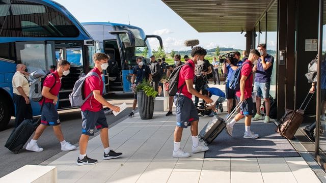 Die Spieler des FC Barcelona bei der Ankunft in Donaueschingen.