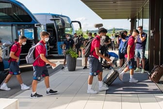Die Spieler des FC Barcelona bei der Ankunft in Donaueschingen.