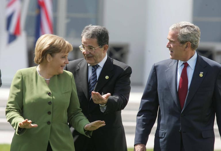 6. bis 8. Juni 2007: Merkel ist Gastgeberin des G8-Gipfels in Heiligendamm (Mecklenburg-Vorpommern). Schwerpunkte der Gespräche sind Afrika und der Klimaschutz. Es wird vereinbart, bis 2050 die Treibhausgase halbieren zu wollen. Auch in Erinnerung bleiben massive Proteste von Globalisierungskritikern.