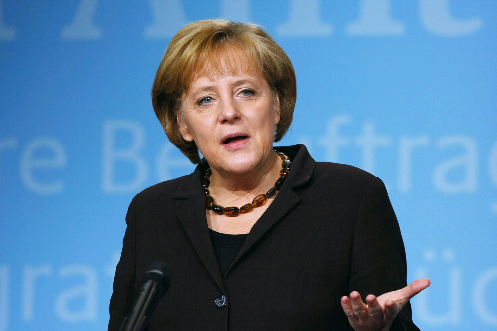 5. Oktober 2008: Angesichts der Bankenkrise nach der Pleite der US-Investmentbank Lehman Brothers stellt die Regierung erstmals eine Komplettgarantie für private Spareinlagen in Aussicht. "Wir sagen den Sparerinnen und Sparern, dass ihre Einlagen sicher sind", so Merkel auf einer Pressekonferenz mit Bundesfinanzminister Peer Steinbrück (SPD). Sie spricht sich für eine stärkere Finanzmarktregulierung aus.