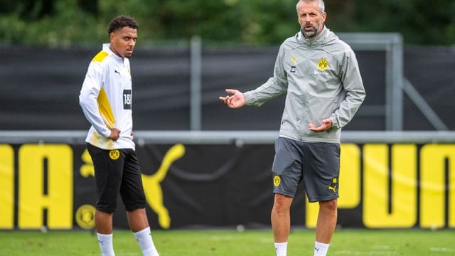 BVB-Coach Marco Rose (r) in Bad Ragaz mit Neuzugang Donyell Malen. BVB-Coach Marco Rose (r) in Bad Ragaz mit Neuzugang Donyell Malen.