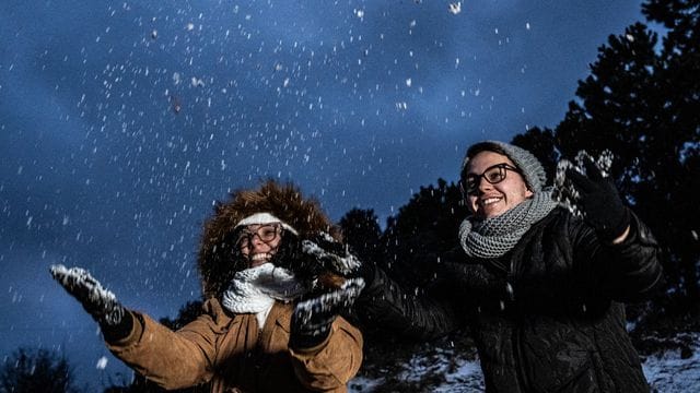 Zwei junge Frauen freuen sich in Sao Joaquim-Urupema im Bundesstaat Santa Catarina über Schnee. Zwei junge Frauen freuen sich in Sao Joaquim-Urupema im Bundesstaat Santa Catarina über Schnee.