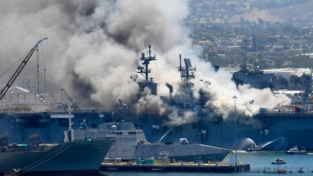 Im Juli 2020 brach Feuer im Innern des Schiffes "Bonhomme Richard" aus. Im Juli 2020 brach Feuer im Innern des Schiffes "Bonhomme Richard" aus.
