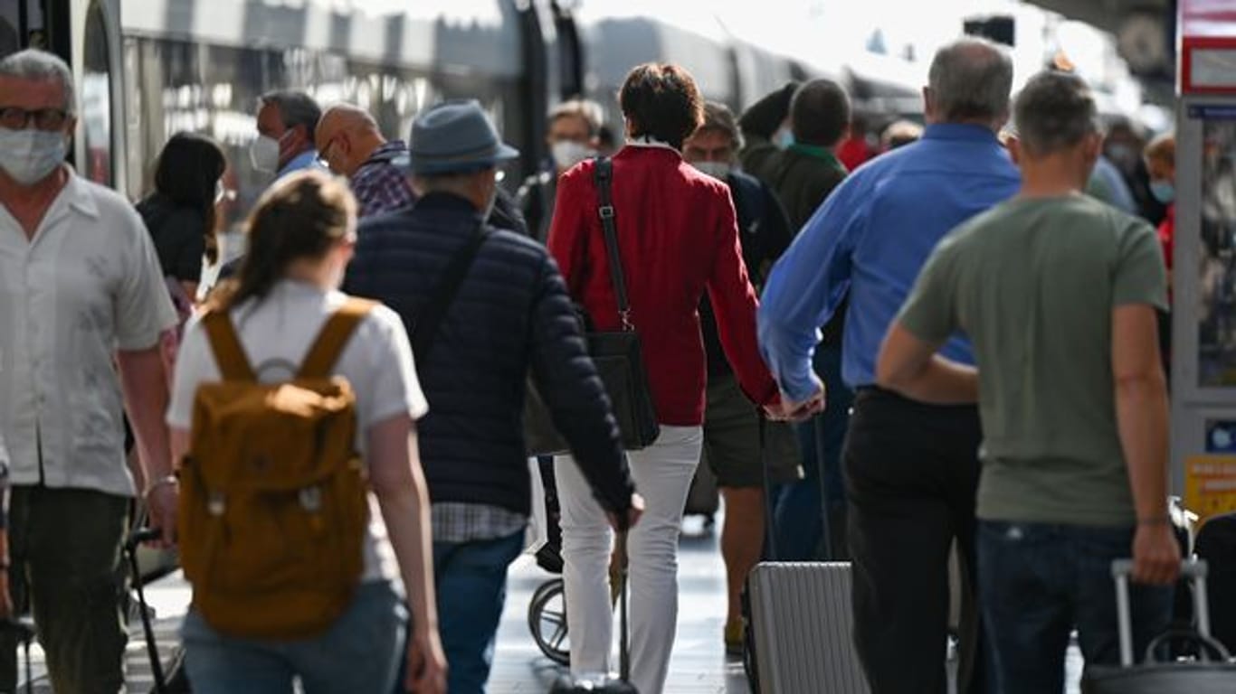 "Alle nicht geimpften Einreisenden nach Deutschland müssen sich künftig testen lassen – egal ob sie mit dem Flugzeug, Auto oder der Bahn kommen", sagt Jens Spahn.