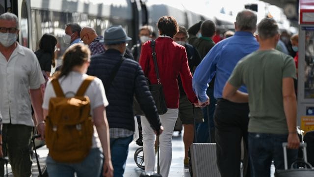"Alle nicht geimpften Einreisenden nach Deutschland müssen sich künftig testen lassen – egal ob sie mit dem Flugzeug, Auto oder der Bahn kommen", sagt Jens Spahn. "Alle nicht geimpften Einreisenden nach Deutschland müssen sich künftig testen lassen – egal ob sie mit dem Flugzeug, Auto oder der Bahn kommen", sagt Jens Spahn.