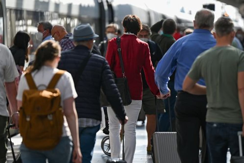"Alle nicht geimpften Einreisenden nach Deutschland müssen sich künftig testen lassen – egal ob sie mit dem Flugzeug, Auto oder der Bahn kommen", sagt Jens Spahn.