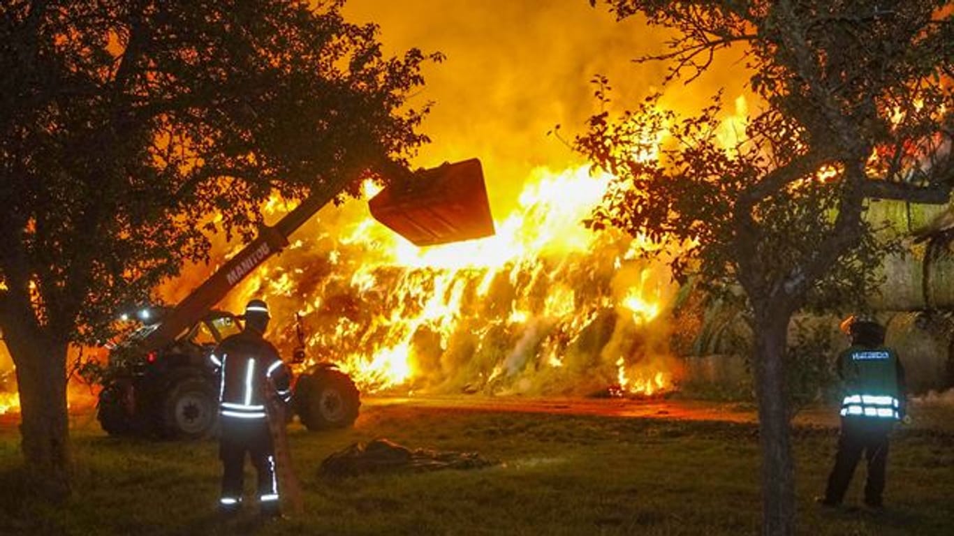 Einsatzkräfte der Feuerwehr löschen im Oktober 2020 einen Brand von rund 400 Strohballen in Gundelsheim.