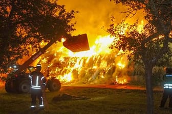 Einsatzkräfte der Feuerwehr löschen im Oktober 2020 einen Brand von rund 400 Strohballen in Gundelsheim.