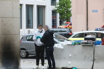 Ermittler der Polizei sammeln Beweise an der Synagoge in Ulm.