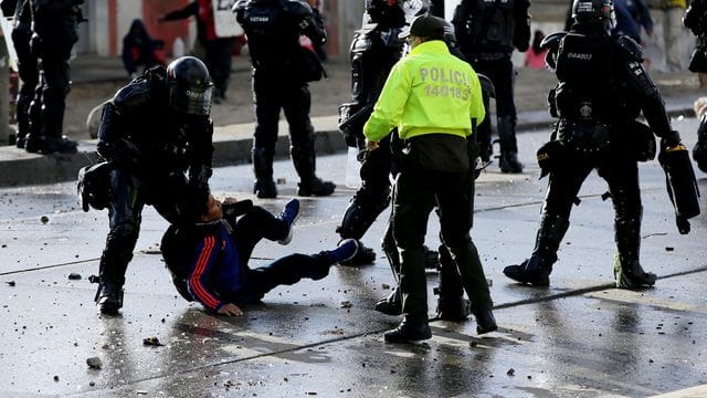 Die Polizei verhaftet einen Demonstranten während eines Anti-Regierungs-Protests in Bogotá.