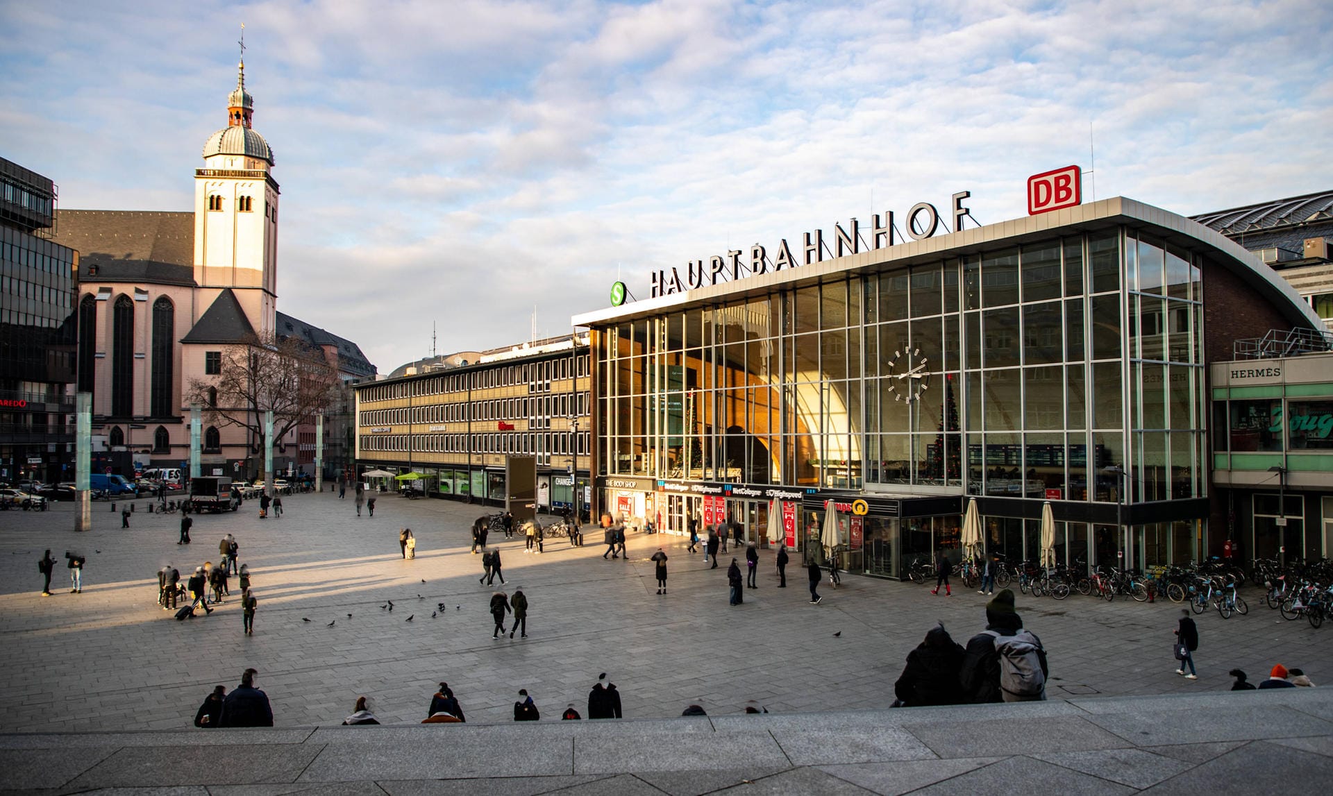 Der Platz vor dem Hauptbahnhof und dem Kölner Dom 2021: Heute reisen täglich über 300.000 Menschen an oder ab.