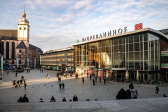 Der Platz vor dem Hauptbahnhof und dem Kölner Dom 2021: Heute reisen täglich über 300.000 Menschen an oder ab.