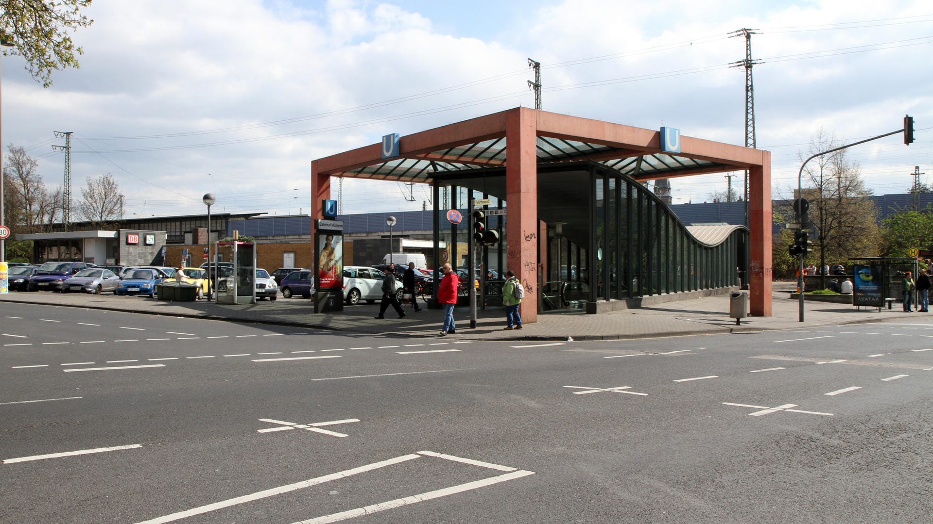 Der Bahnhof Mülheim heute: Vor dem Bahnhofsgebäude befindet sich der Zugang zum U-Bahnhof.