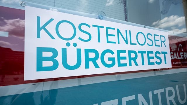 Ein Corona-Testzentrum am Berliner Alexanderplatz.
