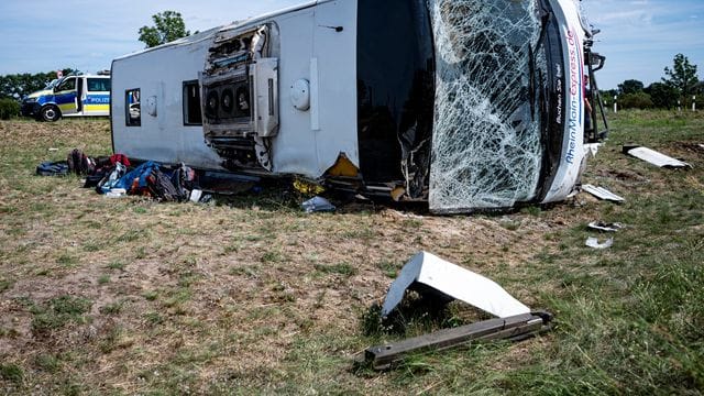 Bei dem Busunfall wurden zahlreiche Menschen verletzt.