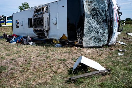 Bei dem Busunfall wurden zahlreiche Menschen verletzt.