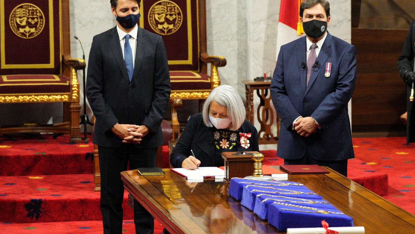 Im Juli ernannte Premier Justin Trudeau (links) die Indigene Mary Simon (Mitte) zur Generalgouverneurin.