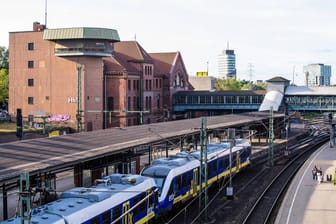 Blick auf den Bahnhof Hamburg-Harburg: Seit 1938 trägt der Bahnhof seinen Namen.