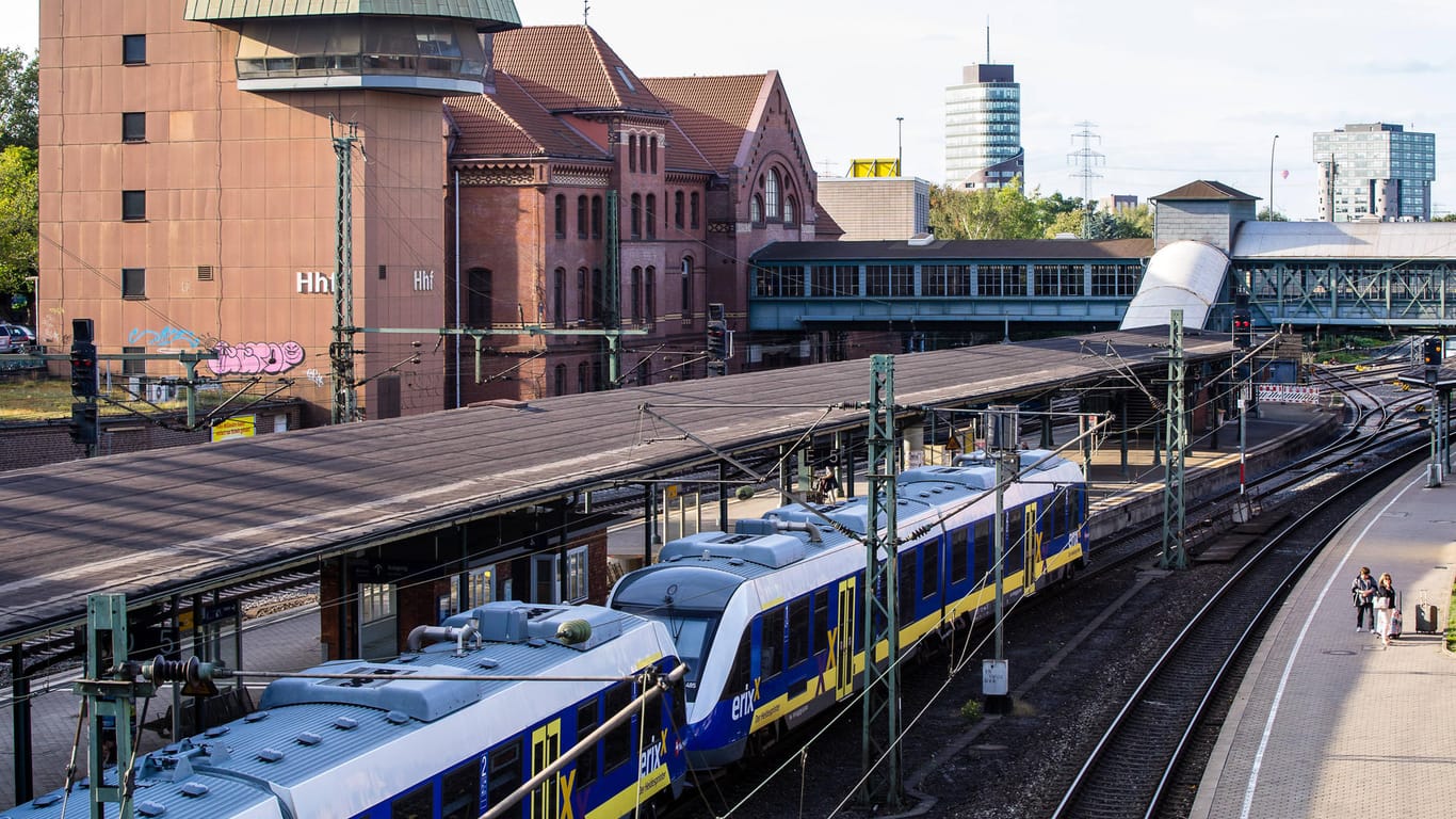 Blick auf den Bahnhof Hamburg-Harburg: Seit 1938 trägt der Bahnhof seinen Namen.