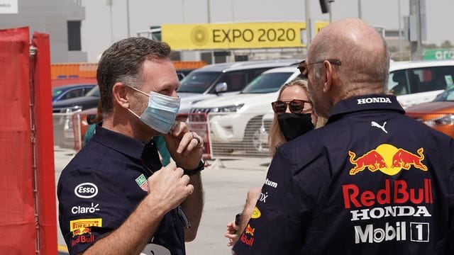 Red-Bull-Teamchef Christian Horner (l) zeigte sich ein "bisschen überrascht" von einem Statement von Mercedes.