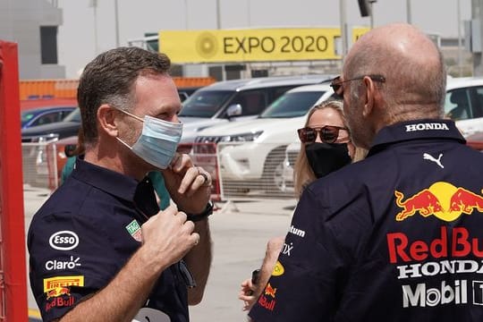 Red-Bull-Teamchef Christian Horner (l) zeigte sich ein "bisschen überrascht" von einem Statement von Mercedes.