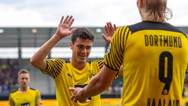 Giovanni Reyna (M) jubelt nach seinem Tor zum 1:0 gegen Bologna mit Erling Haaland (r). Giovanni Reyna (M) jubelt nach seinem Tor zum 1:0 gegen Bologna mit Erling Haaland (r).