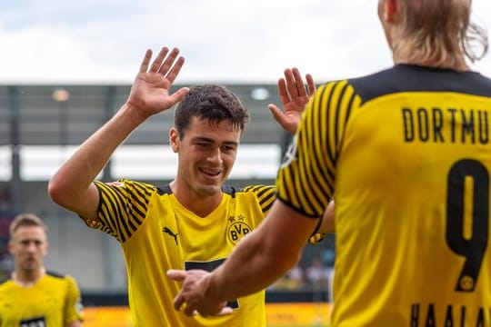 Giovanni Reyna (M) jubelt nach seinem Tor zum 1:0 gegen Bologna mit Erling Haaland (r).